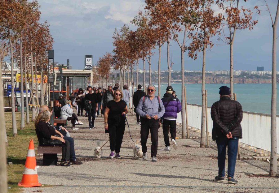 Antalyalılar Fırtınanın Ardından Sahile Akın Etti