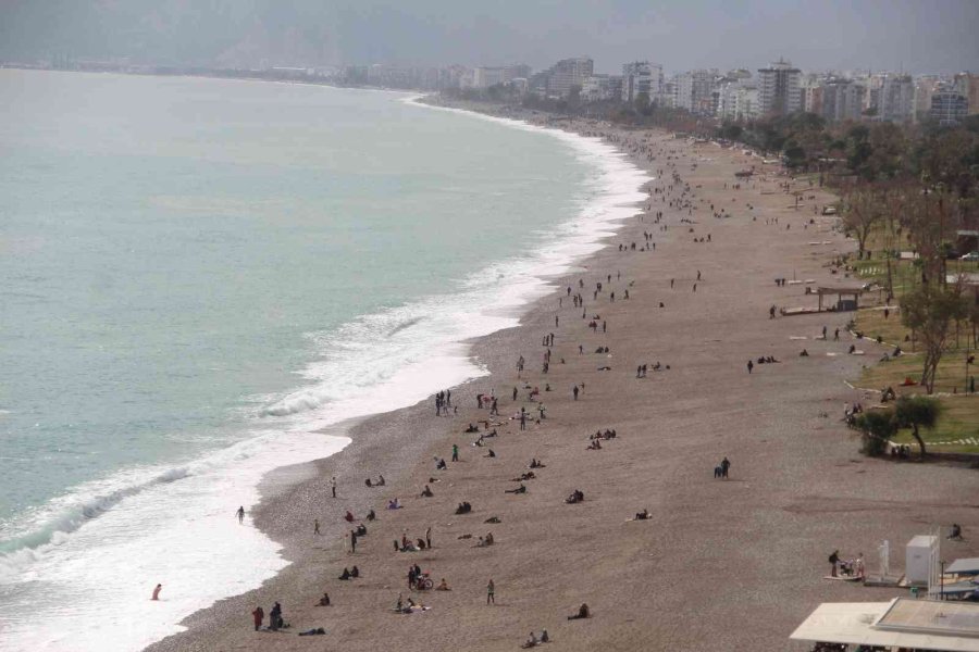 Antalyalılar Fırtınanın Ardından Sahile Akın Etti
