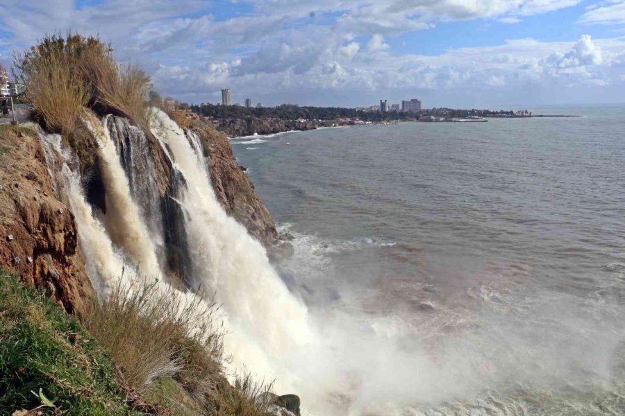 Dün Fırtına Sebebiyle Ters Akan Dünyaca Ünlü Şelale, Bugün Manzarasıyla Çitleri Aştırdı