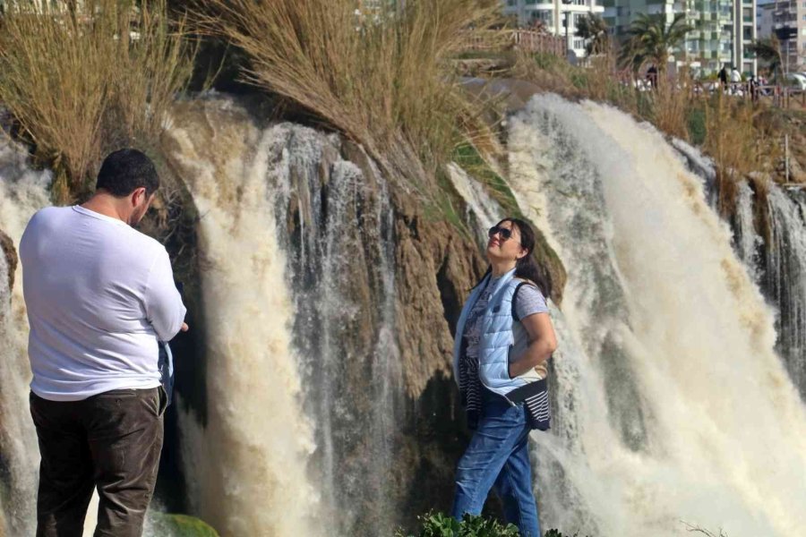 Dün Fırtına Sebebiyle Ters Akan Dünyaca Ünlü Şelale, Bugün Manzarasıyla Çitleri Aştırdı