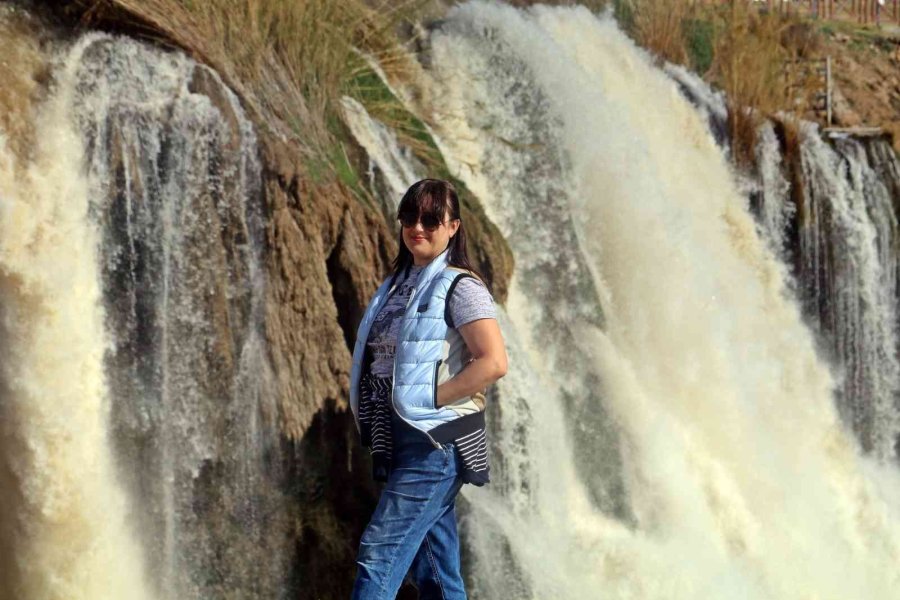 Dün Fırtına Sebebiyle Ters Akan Dünyaca Ünlü Şelale, Bugün Manzarasıyla Çitleri Aştırdı