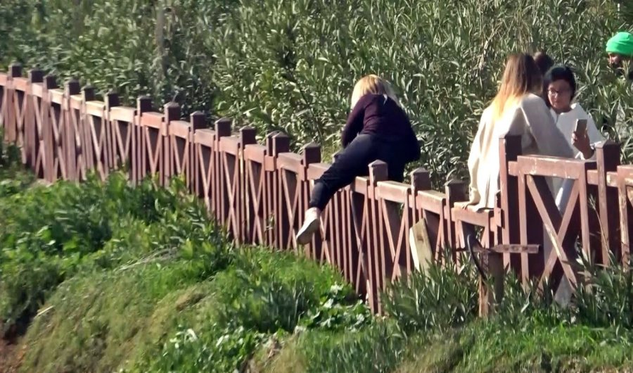 Dün Fırtına Sebebiyle Ters Akan Dünyaca Ünlü Şelale, Bugün Manzarasıyla Çitleri Aştırdı