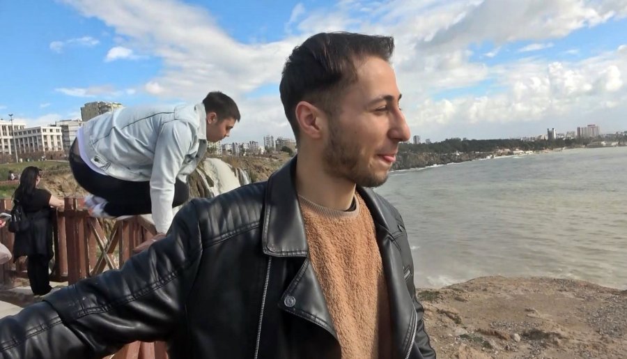 Dün Fırtına Sebebiyle Ters Akan Dünyaca Ünlü Şelale, Bugün Manzarasıyla Çitleri Aştırdı