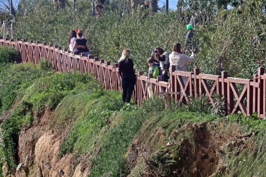 Dün Fırtına Sebebiyle Ters Akan Dünyaca Ünlü Şelale, Bugün Manzarasıyla Çitleri Aştırdı
