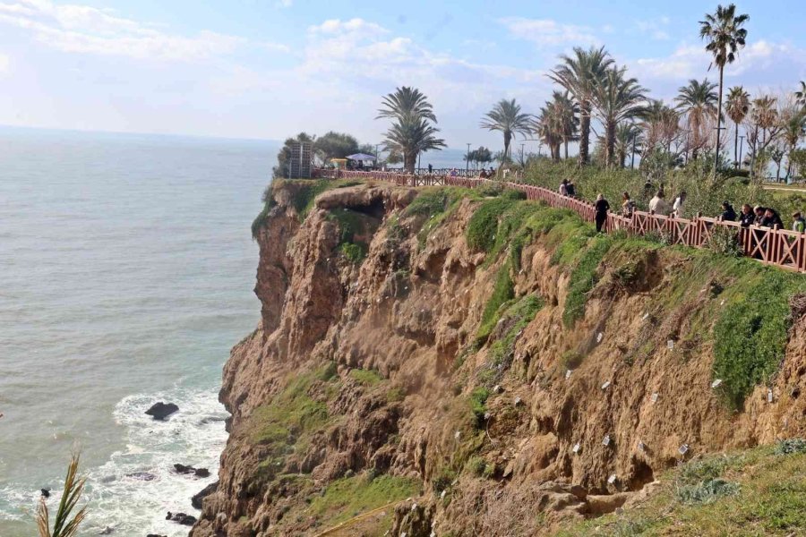 Dün Fırtına Sebebiyle Ters Akan Dünyaca Ünlü Şelale, Bugün Manzarasıyla Çitleri Aştırdı