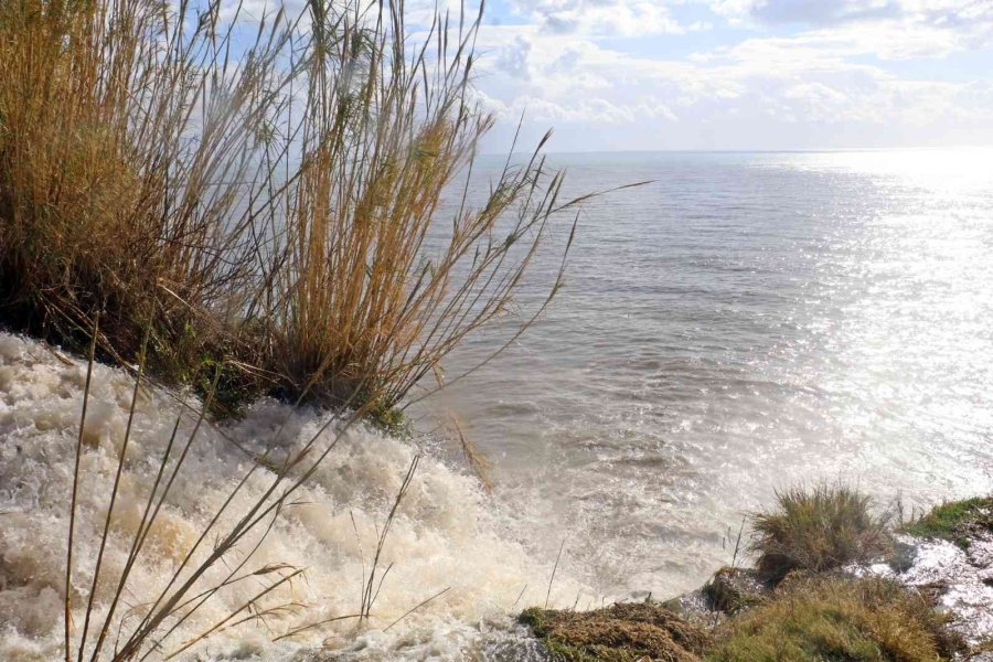 Dün Fırtına Sebebiyle Ters Akan Dünyaca Ünlü Şelale, Bugün Manzarasıyla Çitleri Aştırdı