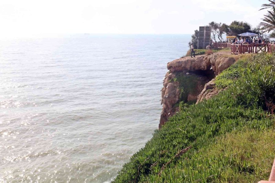 Dün Fırtına Sebebiyle Ters Akan Dünyaca Ünlü Şelale, Bugün Manzarasıyla Çitleri Aştırdı