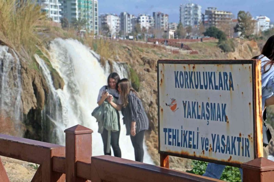 Dün Fırtına Sebebiyle Ters Akan Dünyaca Ünlü Şelale, Bugün Manzarasıyla Çitleri Aştırdı