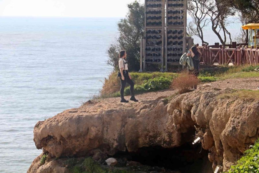 Dün Fırtına Sebebiyle Ters Akan Dünyaca Ünlü Şelale, Bugün Manzarasıyla Çitleri Aştırdı