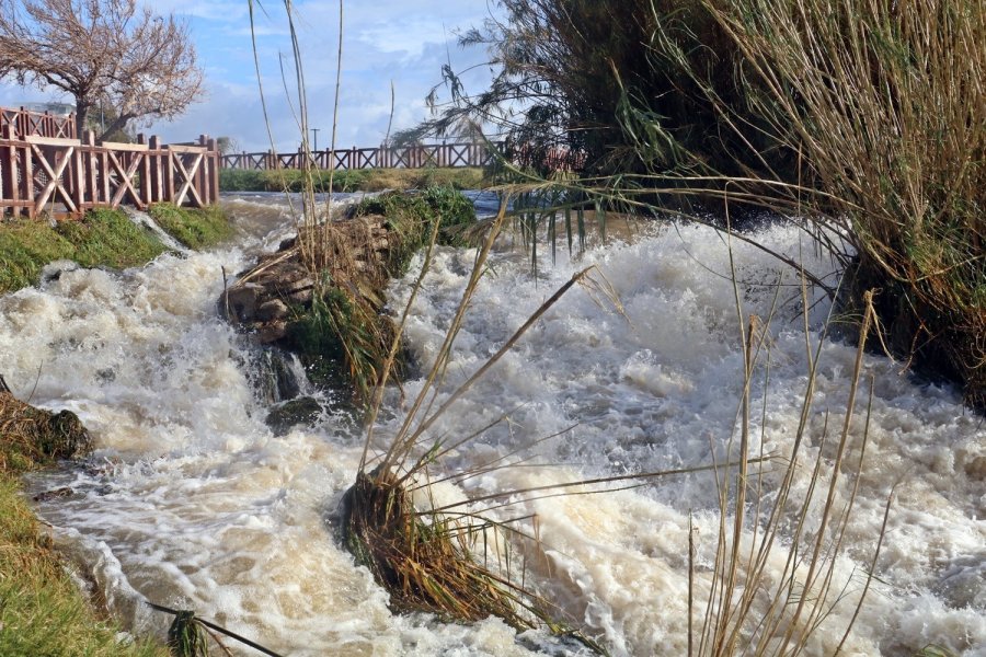 Dün Fırtına Sebebiyle Ters Akan Dünyaca Ünlü Şelale, Bugün Manzarasıyla Çitleri Aştırdı