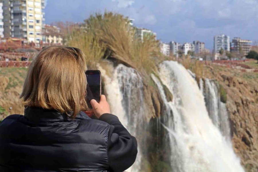 Dün Fırtına Sebebiyle Ters Akan Dünyaca Ünlü Şelale, Bugün Manzarasıyla Çitleri Aştırdı