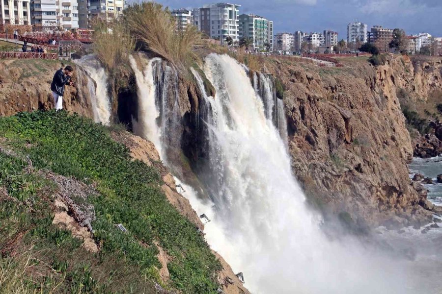 Dün Fırtına Sebebiyle Ters Akan Dünyaca Ünlü Şelale, Bugün Manzarasıyla Çitleri Aştırdı