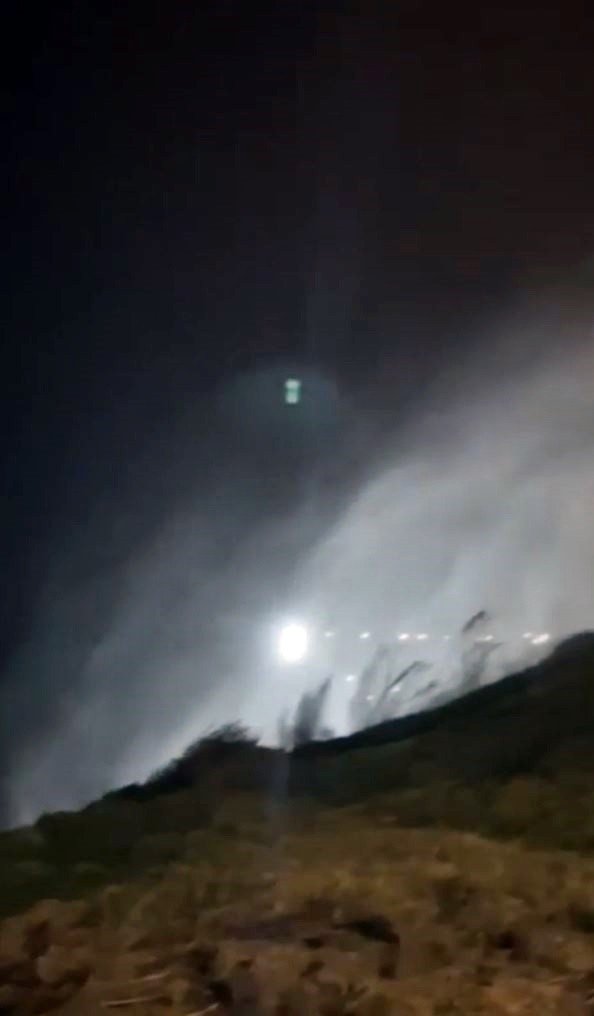 Dün Fırtına Sebebiyle Ters Akan Dünyaca Ünlü Şelale, Bugün Manzarasıyla Çitleri Aştırdı