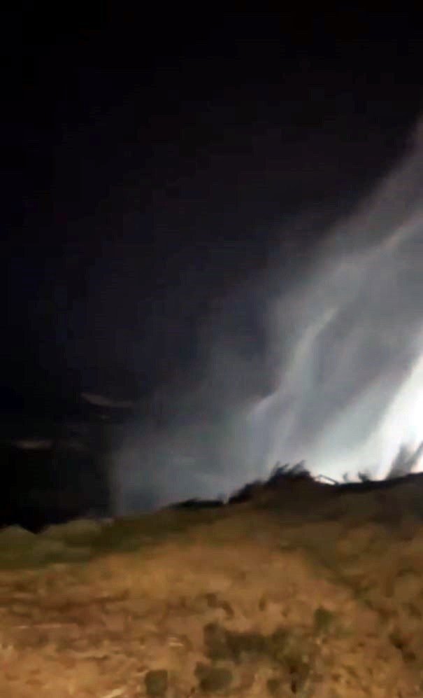 Dün Fırtına Sebebiyle Ters Akan Dünyaca Ünlü Şelale, Bugün Manzarasıyla Çitleri Aştırdı