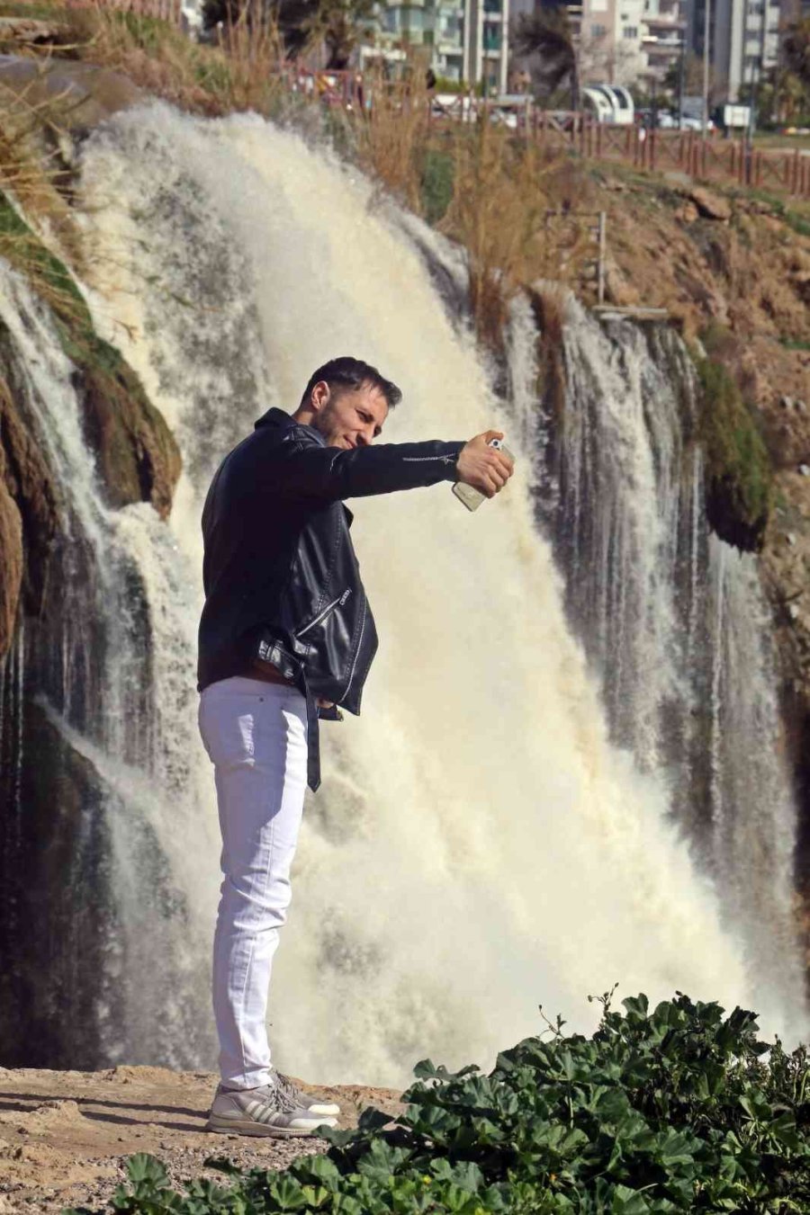 Dün Fırtına Sebebiyle Ters Akan Dünyaca Ünlü Şelale, Bugün Manzarasıyla Çitleri Aştırdı