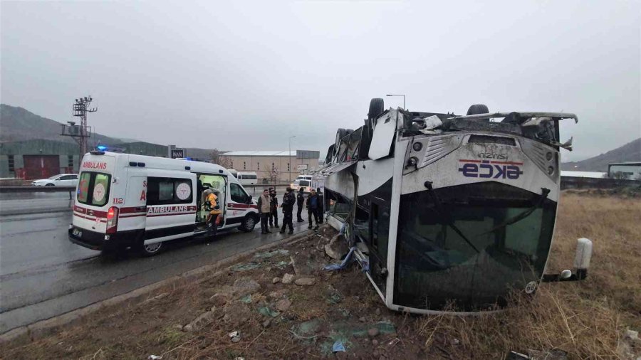 Yoldan Çıkan İşçi Servisi Takla Attı: 1’i Ağır 22 Yaralı