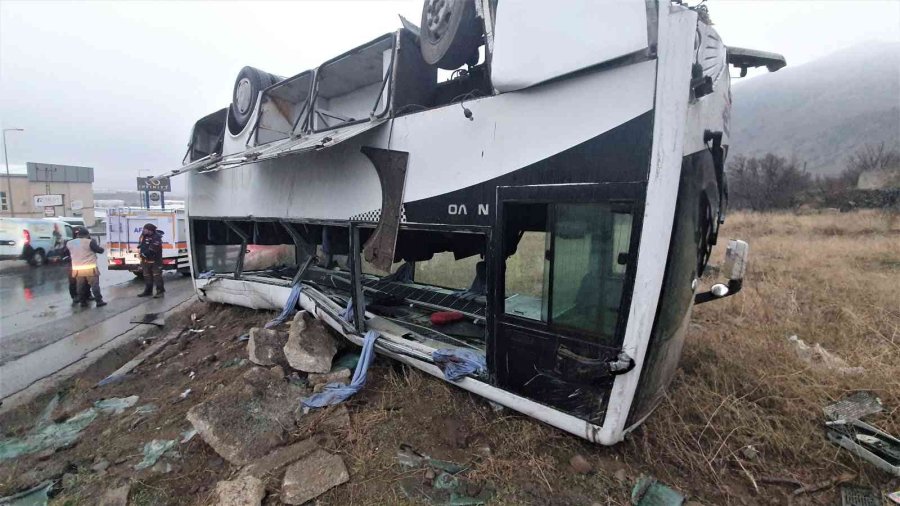 Yoldan Çıkan İşçi Servisi Takla Attı: 1’i Ağır 22 Yaralı