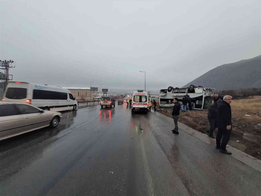 Yoldan Çıkan İşçi Servisi Takla Attı: 1’i Ağır 22 Yaralı