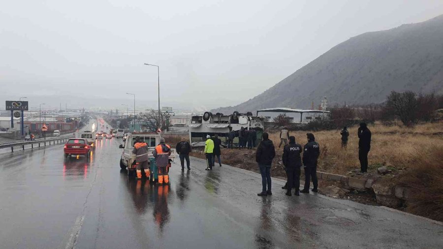Kayseri’de Yoldan Çıkan İşçi Servisi Takla Attı: Çok Sayıda Yaralı Var