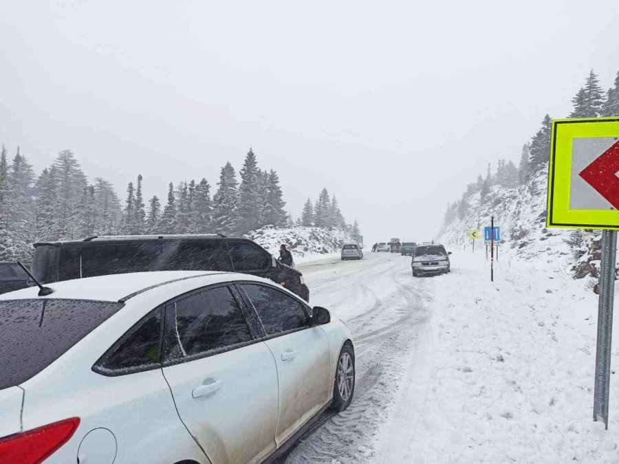 Kar Yağışı Konya-antalya Karayolunda Etkili Oluyor