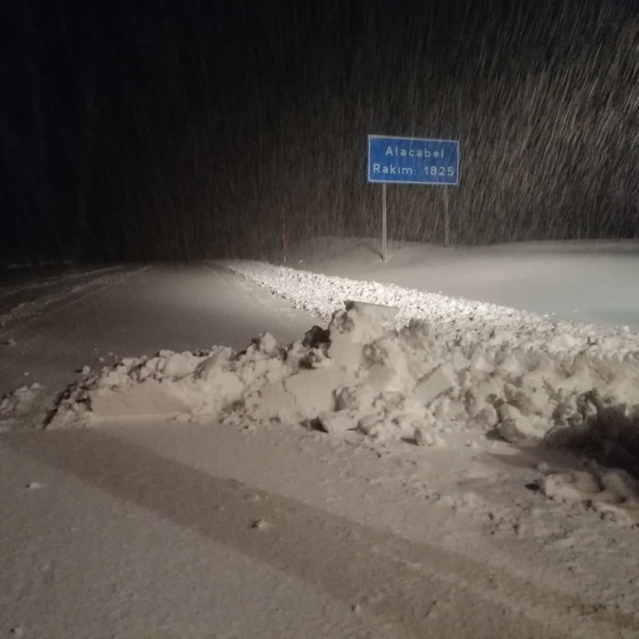 Antalya-konya Karayolunda Kar Kalınlığı 20 Santime Ulaştı, Araçlar Yolda Kaldı
