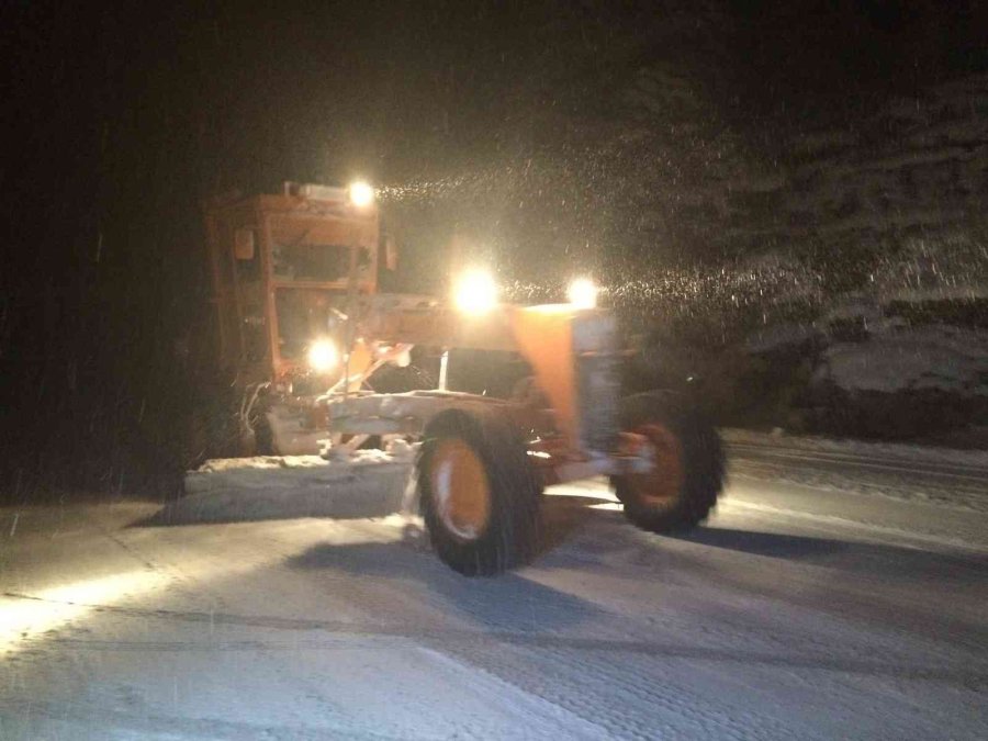 Antalya-konya Karayolunda Kar Kalınlığı 20 Santime Ulaştı, Araçlar Yolda Kaldı
