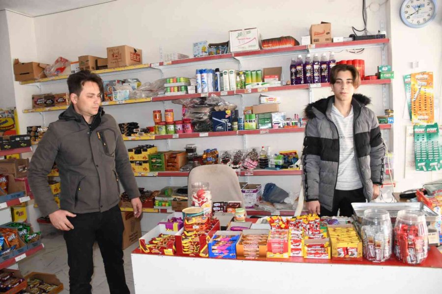 Önce Kasasını Soydu, Sonra Çaldığı Parayla Alışveriş Yaptı