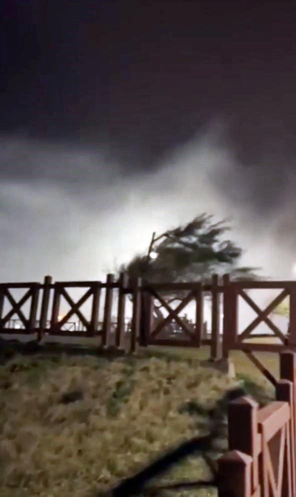 Şiddetli Fırtına Dünyaca Ünlü Şelaleyi Ters Akıttı, Sağanak Alt Geçitlerde Araçları Mahsur Bıraktı
