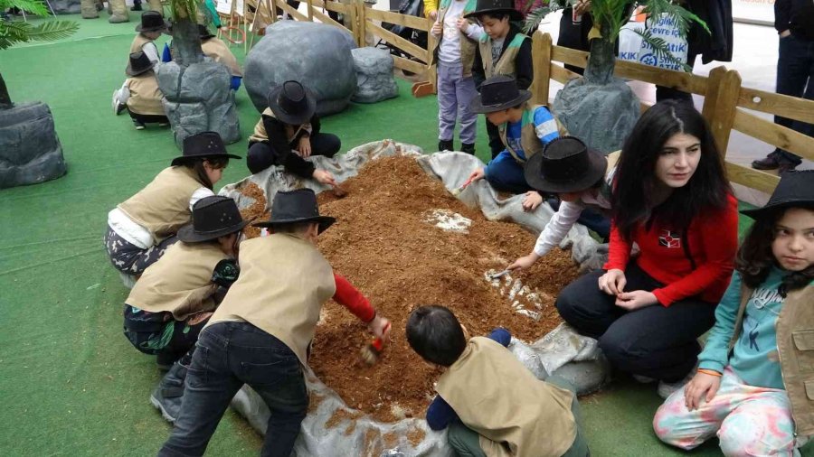 Kumsmall’da Çocuklar Doyasıya Eğlendi, Büyükler Alışveriş Yaptı