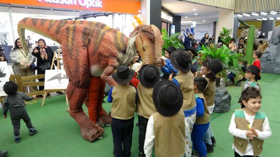 Kumsmall’da Çocuklar Doyasıya Eğlendi, Büyükler Alışveriş Yaptı