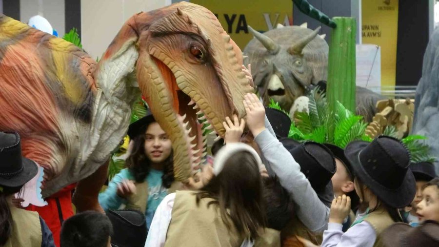 Kumsmall’da Çocuklar Doyasıya Eğlendi, Büyükler Alışveriş Yaptı