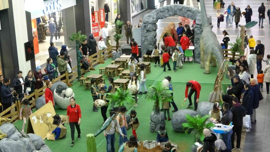 Kumsmall’da Çocuklar Doyasıya Eğlendi, Büyükler Alışveriş Yaptı