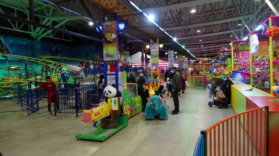 Kumsmall’da Çocuklar Doyasıya Eğlendi, Büyükler Alışveriş Yaptı