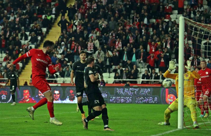 Spor Toto Süper Lig: Fta Antalyaspor: 1 - Ümraniyespor: 1 (ilk Yarı)