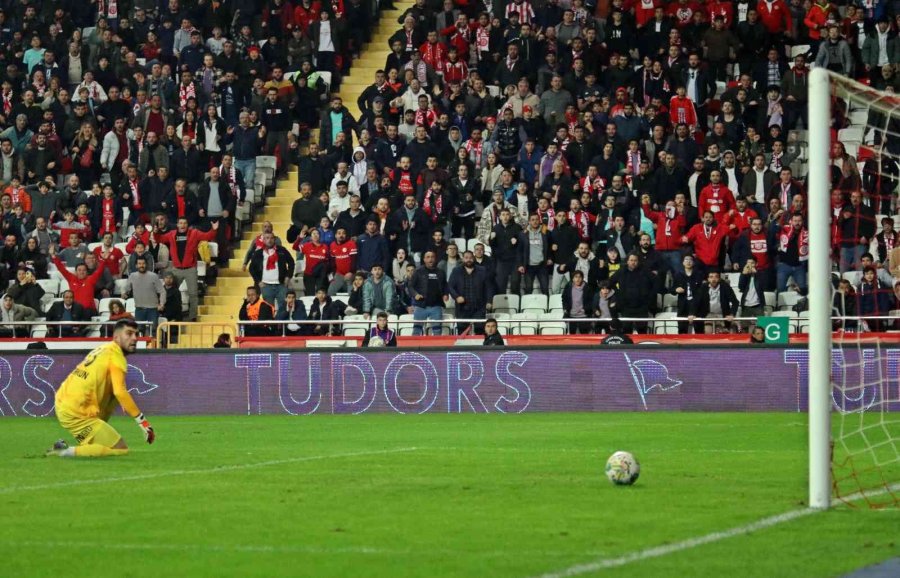 Spor Toto Süper Lig: Fta Antalyaspor: 1 - Ümraniyespor: 1 (ilk Yarı)