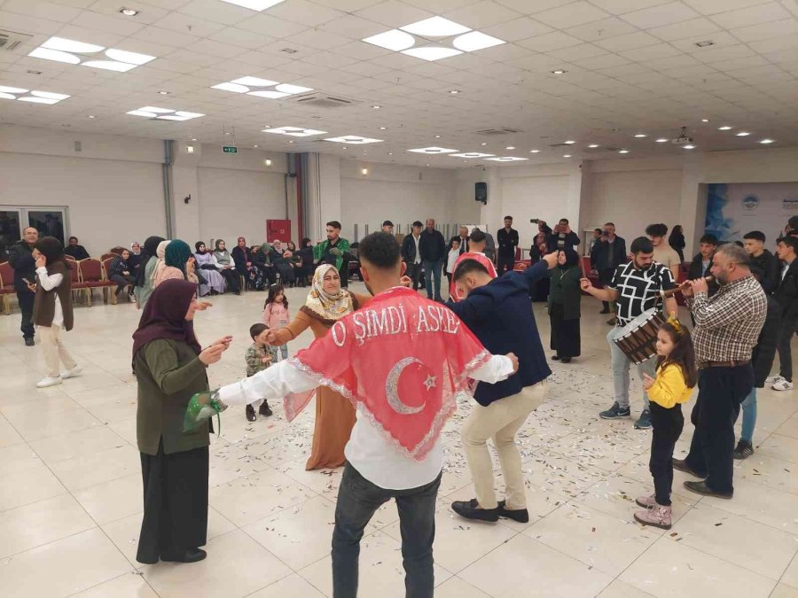 Tomarzalı Gençler Kına Yakılarak Askere Gönderildi