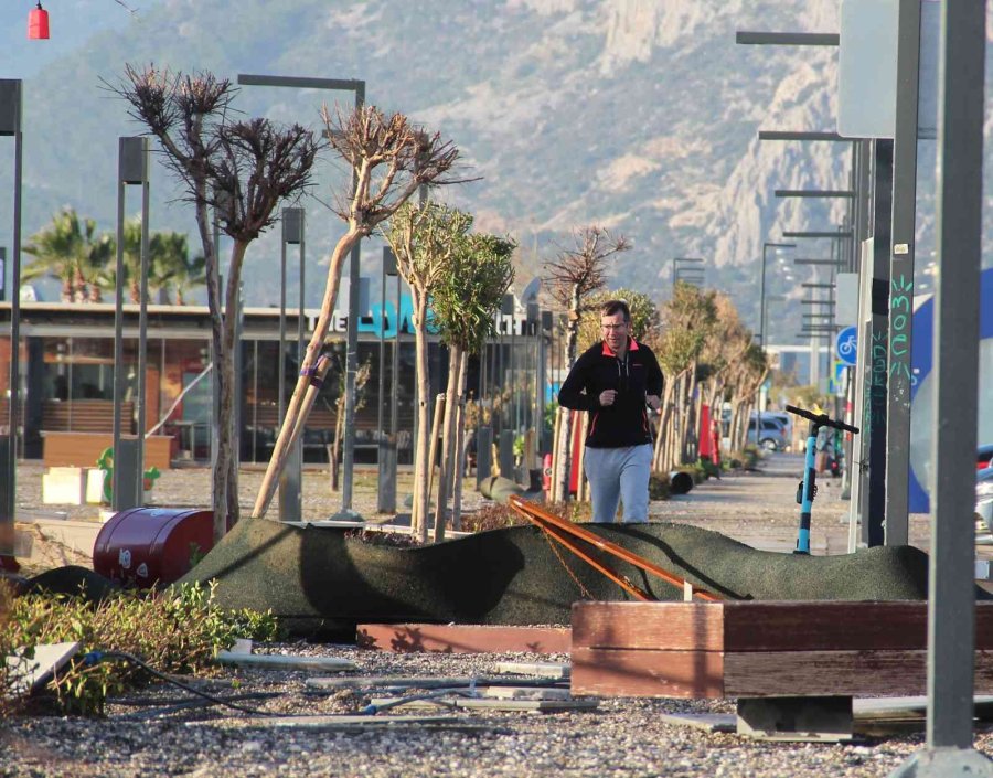 Antalya’da Fırtına, Dünyaca Ünlü Sahili Savaş Alanına Çevirdi