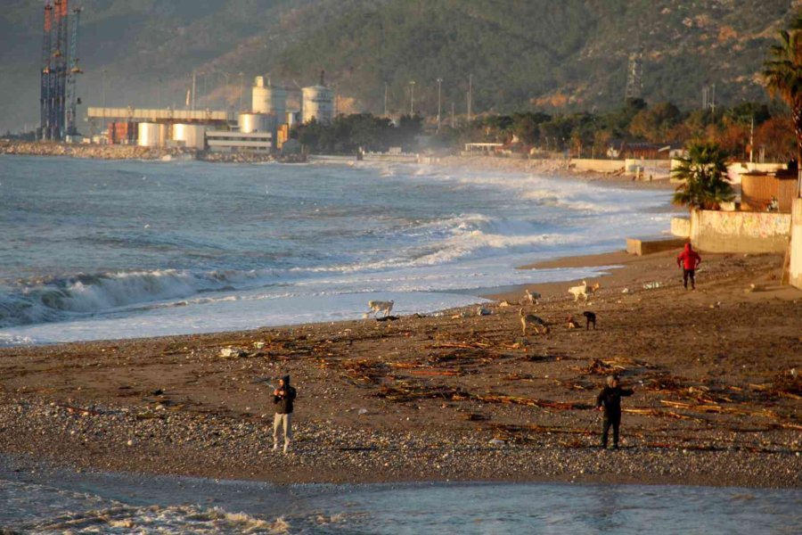 Antalya’da Fırtına, Dünyaca Ünlü Sahili Savaş Alanına Çevirdi