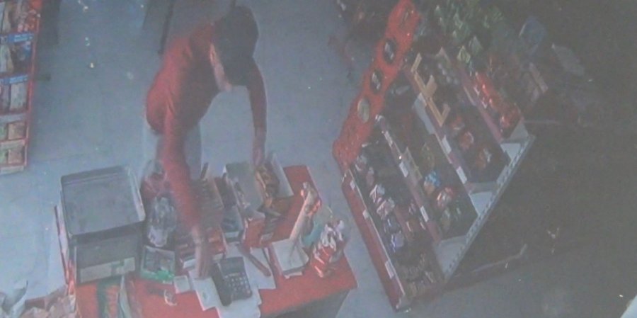 Önce Kasasını Soydu, Sonra Çaldığı Parayla Alışveriş Yaptı