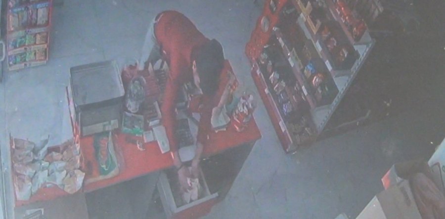 Önce Kasasını Soydu, Sonra Çaldığı Parayla Alışveriş Yaptı