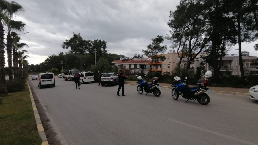 Kontrolden Çıkan Araç Kaldırımdaki Ağacı Yerinden Söktü: 1 Yaralı