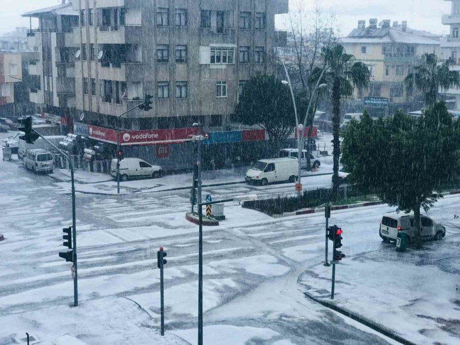 Dolu Yağışı İlçeyi Beyaza Bürüdü