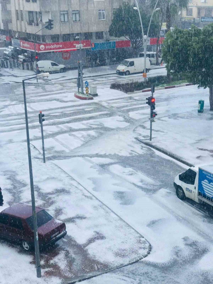 Dolu Yağışı İlçeyi Beyaza Bürüdü