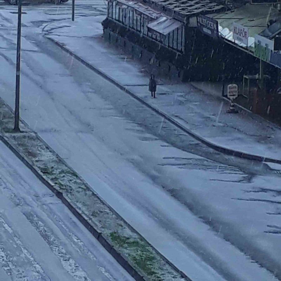 Dolu Yağışı İlçeyi Beyaza Bürüdü