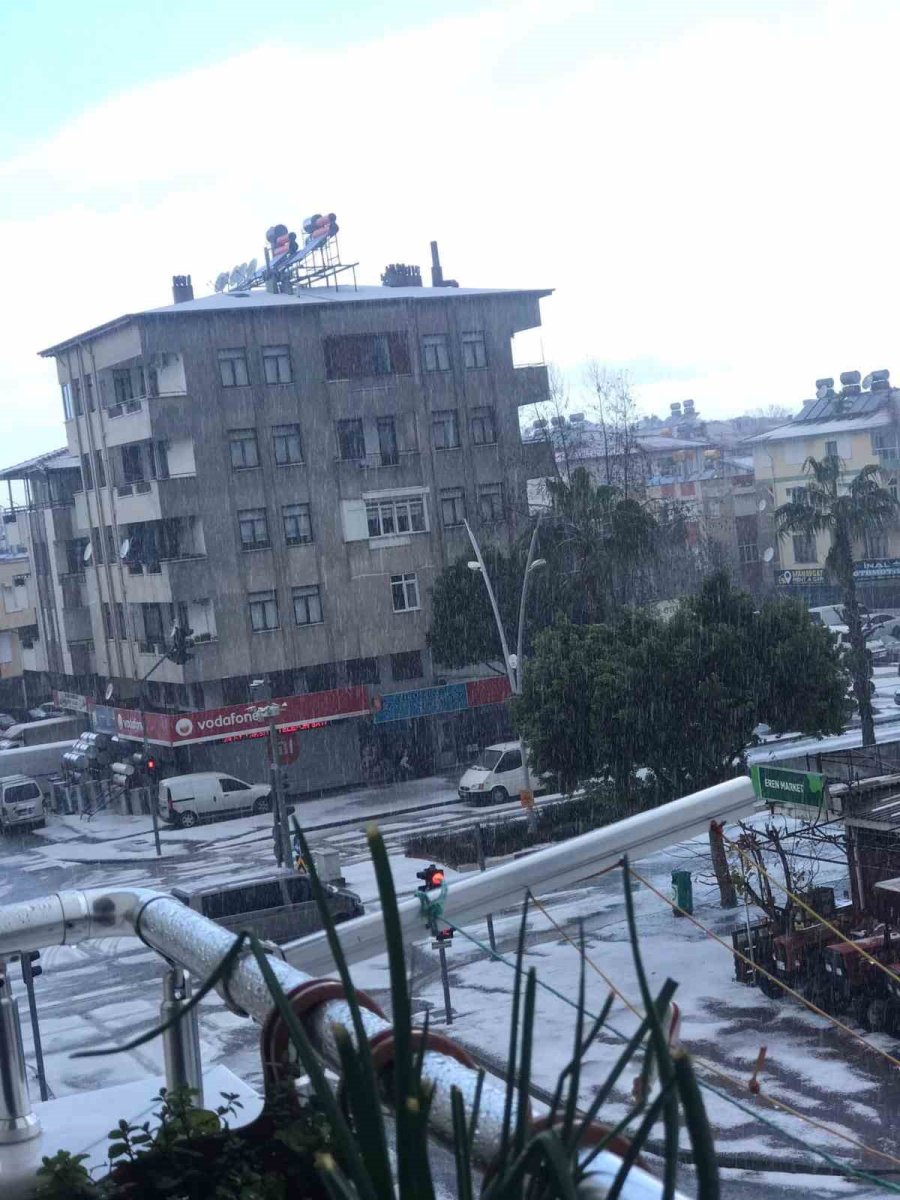 Dolu Yağışı İlçeyi Beyaza Bürüdü