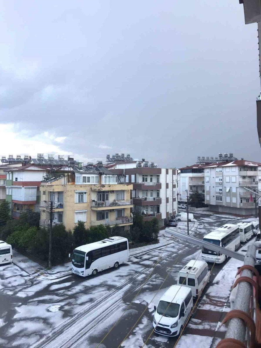 Dolu Yağışı İlçeyi Beyaza Bürüdü