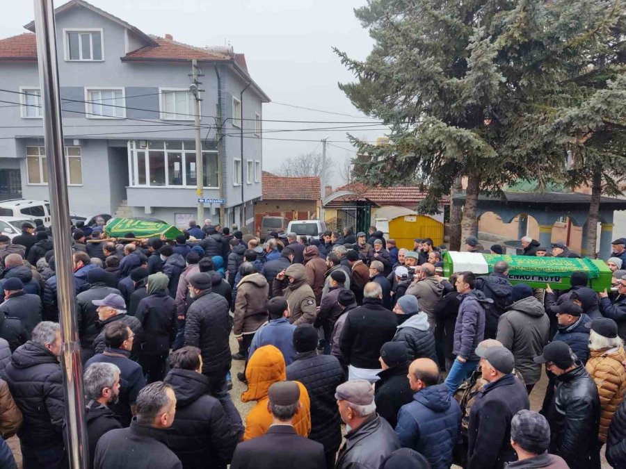 86 Yaşındaki Emekli Askerin Öldürdüğü Eşi Ve Oğlu Birlikte Toprağa Verildi