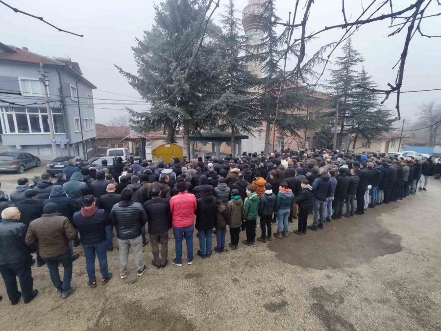 86 Yaşındaki Emekli Askerin Öldürdüğü Eşi Ve Oğlu Birlikte Toprağa Verildi