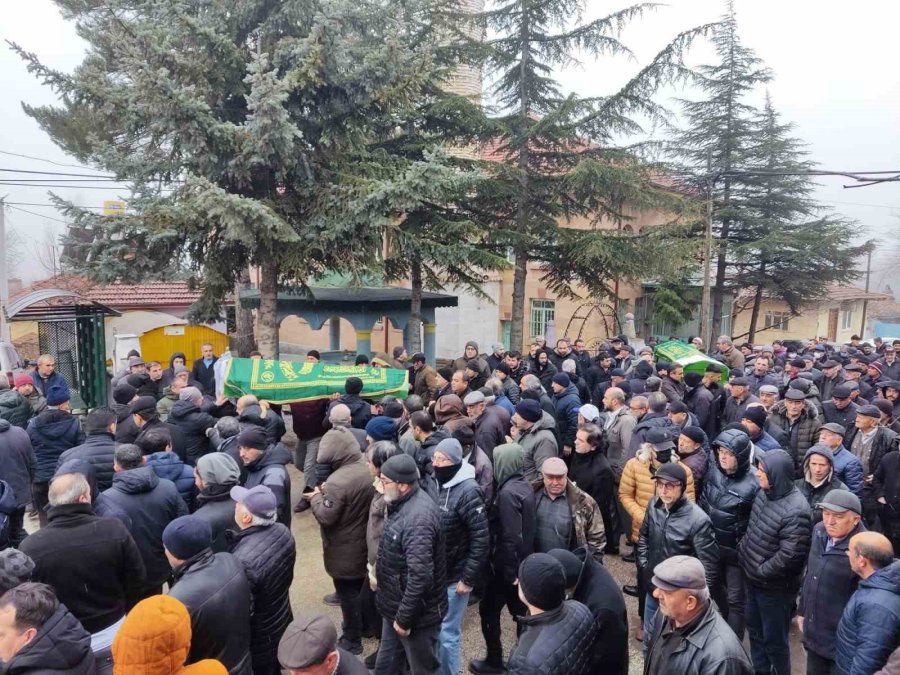 86 Yaşındaki Emekli Askerin Öldürdüğü Eşi Ve Oğlu Birlikte Toprağa Verildi