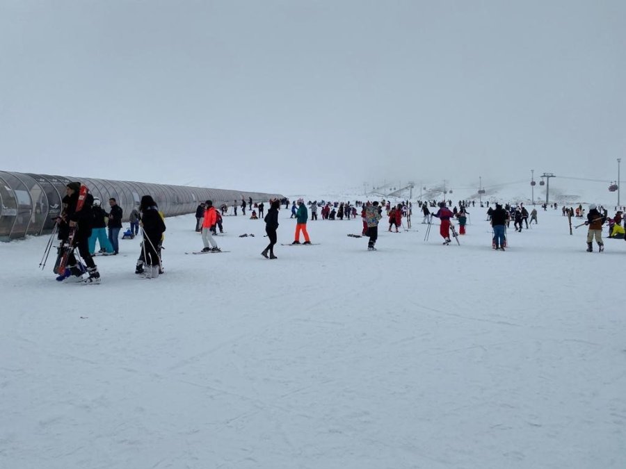 Erciyes’te Kar Bereketi: Binlerce Turist Pistleri Doldurdu